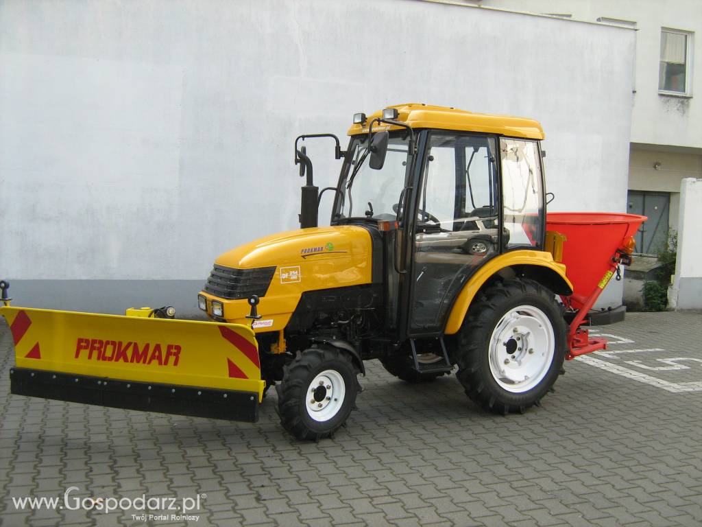 PROKMAR DF 304E-mark Ciągnik Komunalny 4WD z pługiem odśnieżnym 4