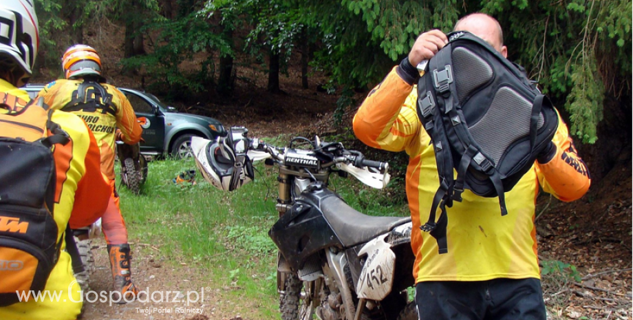 Straż Leśna wraz z policją ściga motocyklistów po leśnych bezdrożach