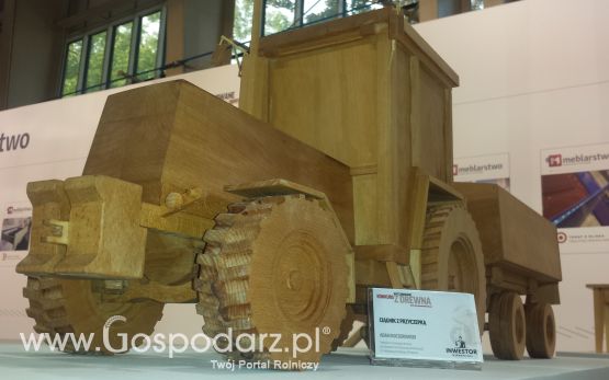Ciągnik z przyczepką z drewna