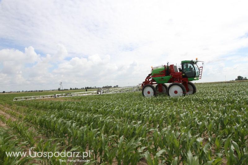 Pokazy pracy polowej opryskiwacza rolniczego samobieżnego Herkules