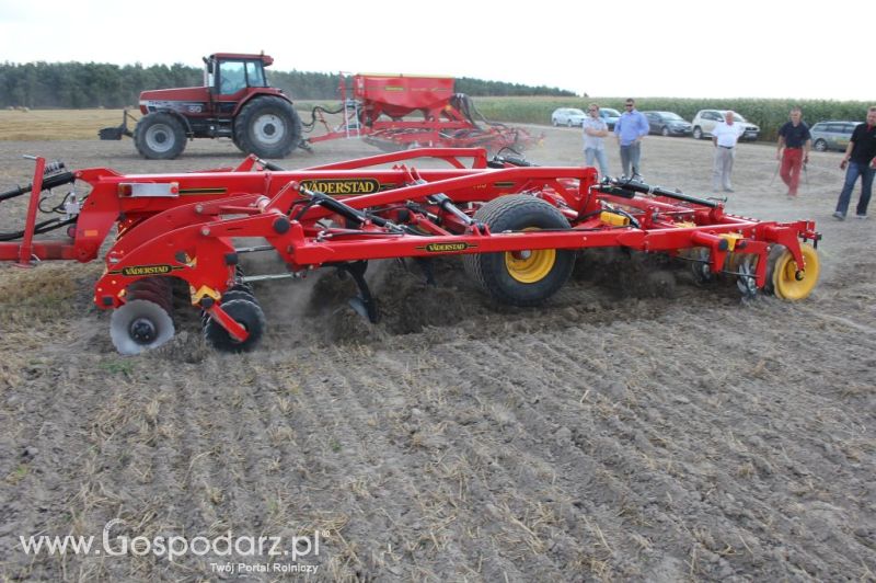 Pokaz polowy Väderstad - agregat TopDown 400, kultywator NZ-Agressive 600, siewnik  Spirit  400S.