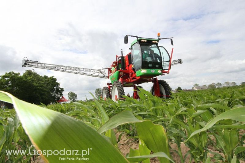 Pokazy pracy polowej opryskiwacza rolniczego samobieżnego Herkules