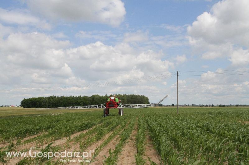 Pokazy pracy polowej opryskiwacza rolniczego samobieżnego Herkules