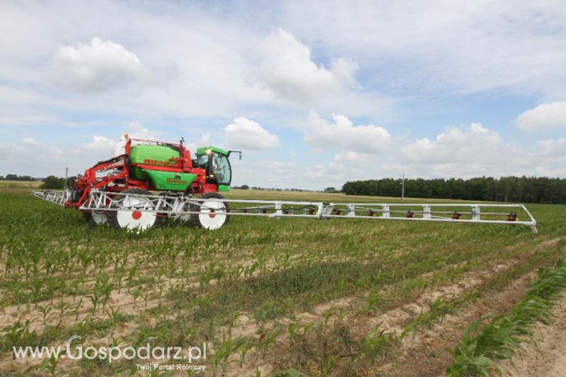 Pokazy pracy polowej opryskiwacza rolniczego samobieżnego Herkules