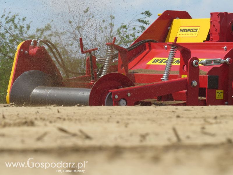 Agregat AUR2 i siewnik pneumatyczny MAX PNEUMATIC  w pracy