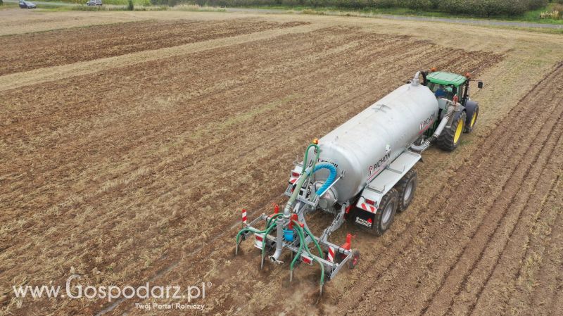 Wóz asenizacyjny Pichon z aplikatorem doglebowym na gospodarstwie rolnym w Wielkopolsce