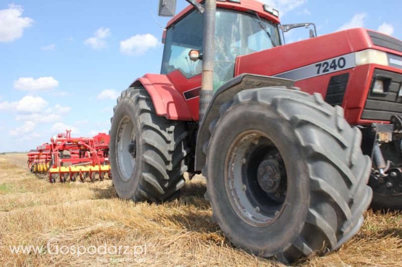 Pokaz polowy Väderstad - agregat TopDown 400, kultywator NZ-Agressive 600, siewnik  Spirit  400S.