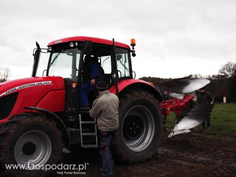 Pokaz orki Forterra 140 HSX z pługiem Unii 4 i 5 skib