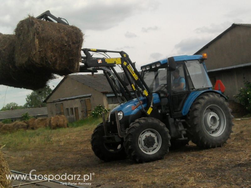 akcja załadunek bel siana  2011 z babi00111