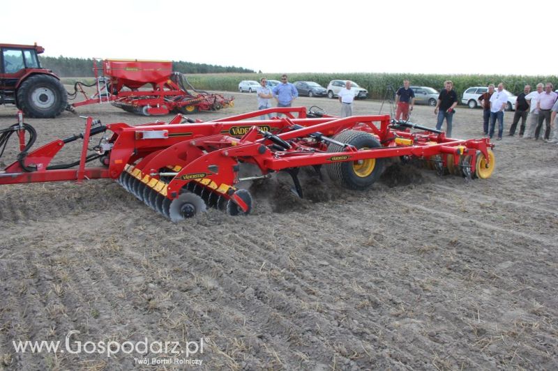 Pokaz polowy Väderstad - agregat TopDown 400, kultywator NZ-Agressive 600, siewnik  Spirit  400S.