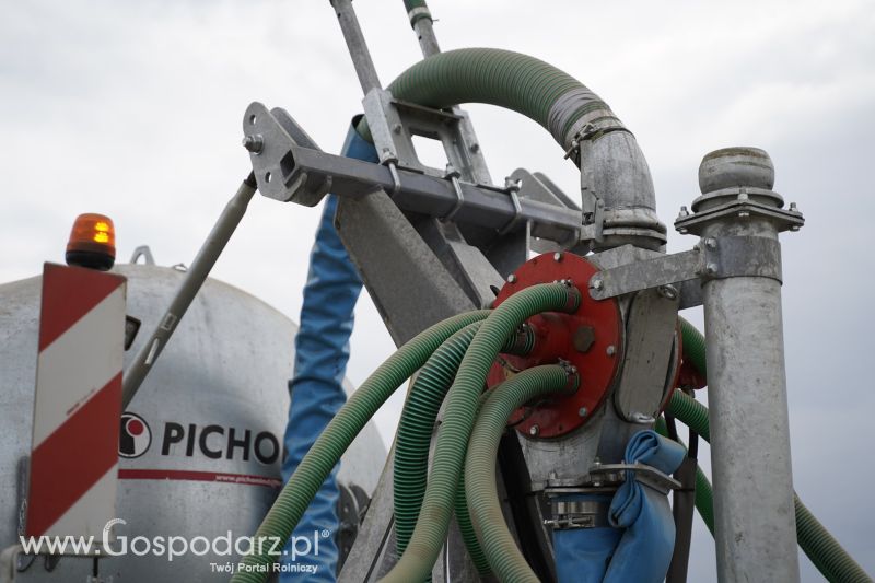 Wóz asenizacyjny Pichon z aplikatorem doglebowym na gospodarstwie rolnym w Wielkopolsce