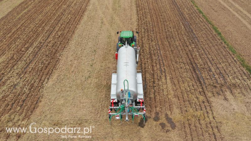 Wóz asenizacyjny Pichon z aplikatorem doglebowym na gospodarstwie rolnym w Wielkopolsce