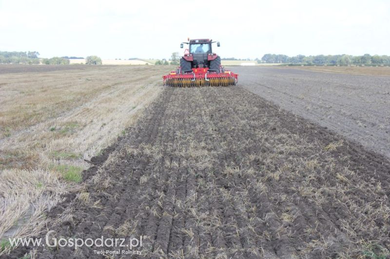 Pokaz polowy Väderstad - agregat TopDown 400, kultywator NZ-Agressive 600, siewnik  Spirit  400S.