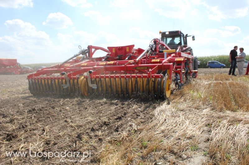 Pokaz polowy Väderstad - agregat TopDown 400, kultywator NZ-Agressive 600, siewnik  Spirit  400S.