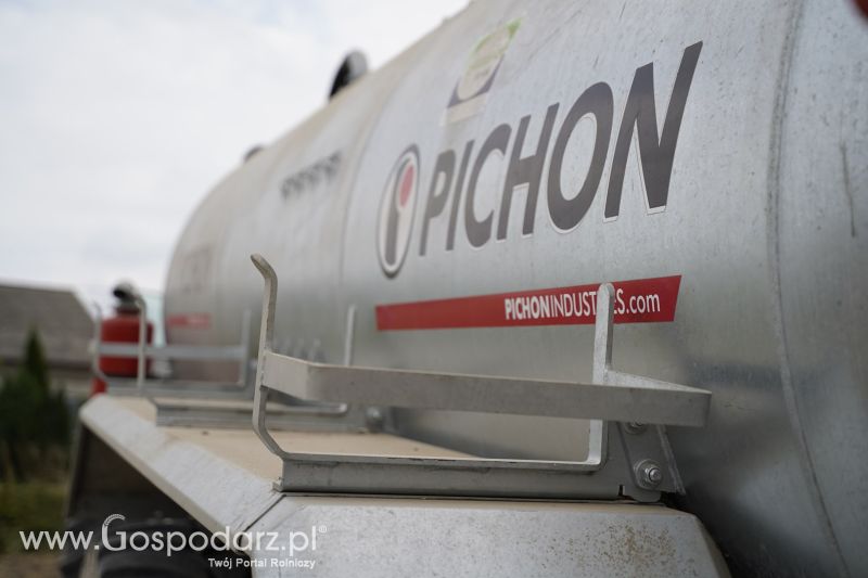 Wóz asenizacyjny Pichon z aplikatorem doglebowym na gospodarstwie rolnym w Wielkopolsce
