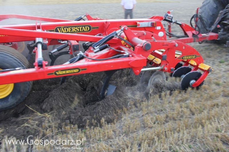 Pokaz polowy Väderstad - agregat TopDown 400, kultywator NZ-Agressive 600, siewnik  Spirit  400S.