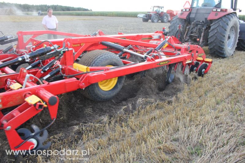 Pokaz polowy Väderstad - agregat TopDown 400, kultywator NZ-Agressive 600, siewnik  Spirit  400S.