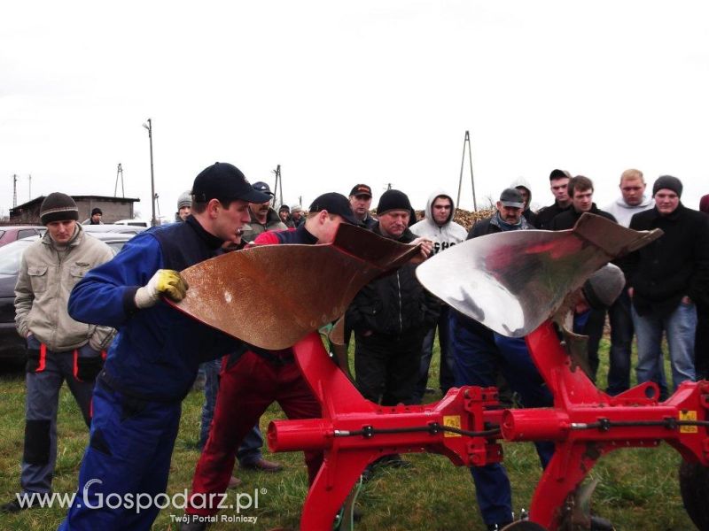 Pokaz orki Forterra 140 HSX z pługiem Unii 4 i 5 skib