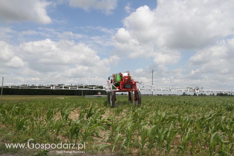 Pokazy pracy polowej opryskiwacza rolniczego samobieżnego Herkules