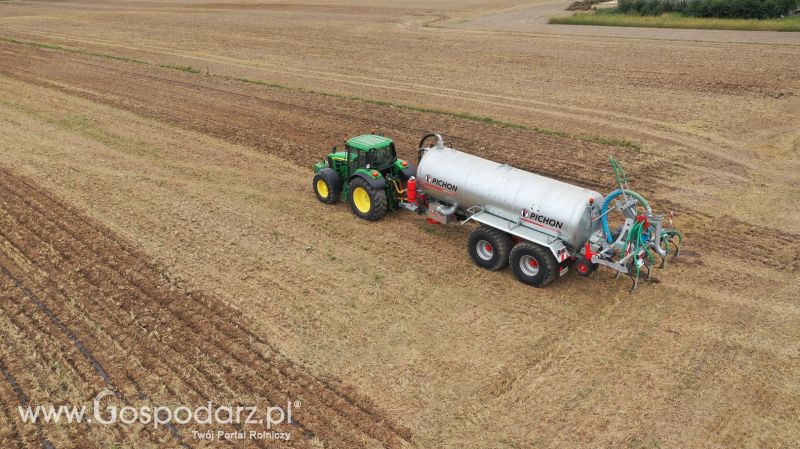 Wóz asenizacyjny Pichon z aplikatorem doglebowym na gospodarstwie rolnym w Wielkopolsce