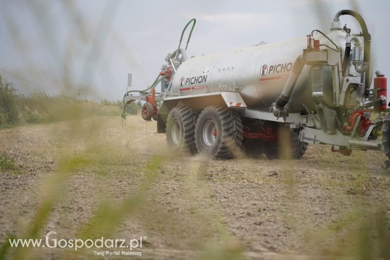 Wóz asenizacyjny Pichon z aplikatorem doglebowym na gospodarstwie rolnym w Wielkopolsce