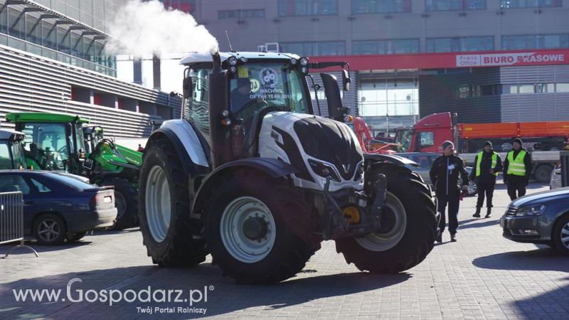 Valtra na Agrotech Kielce postęp prac