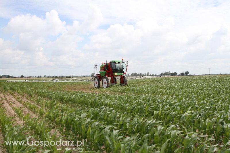 Pokazy pracy polowej opryskiwacza rolniczego samobieżnego Herkules
