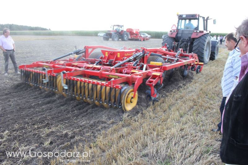Pokaz polowy Väderstad - agregat TopDown 400, kultywator NZ-Agressive 600, siewnik  Spirit  400S.