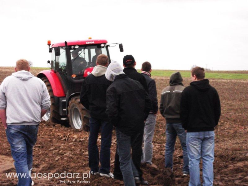 Pokaz orki Forterra 140 HSX z pługiem Unii 4 i 5 skib