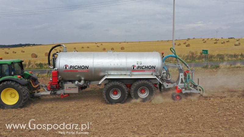 Wóz asenizacyjny Pichon z aplikatorem doglebowym na gospodarstwie rolnym w Wielkopolsce