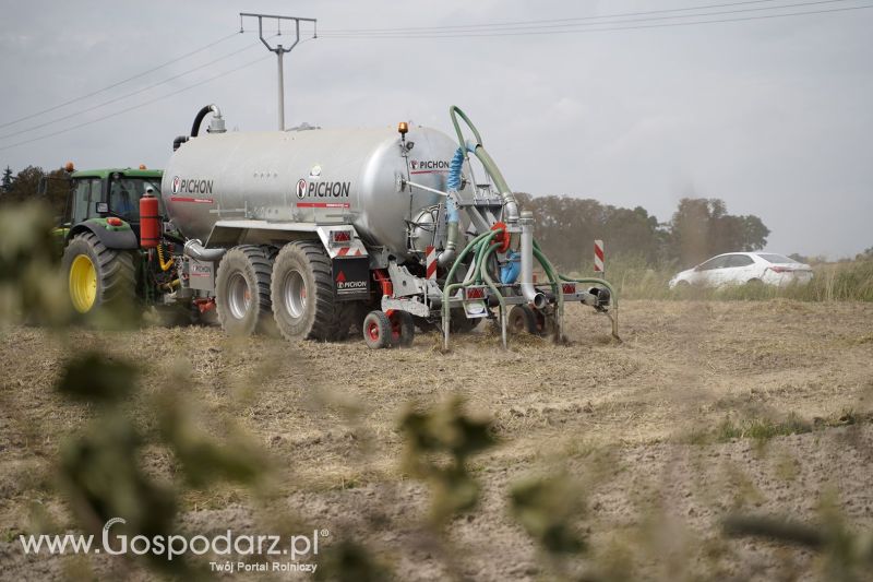 Wóz asenizacyjny Pichon z aplikatorem doglebowym na gospodarstwie rolnym w Wielkopolsce