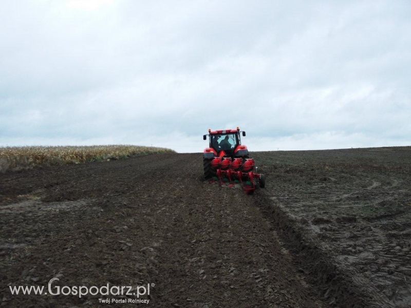 Pokaz orki Forterra 140 HSX z pługiem Unii 4 i 5 skib