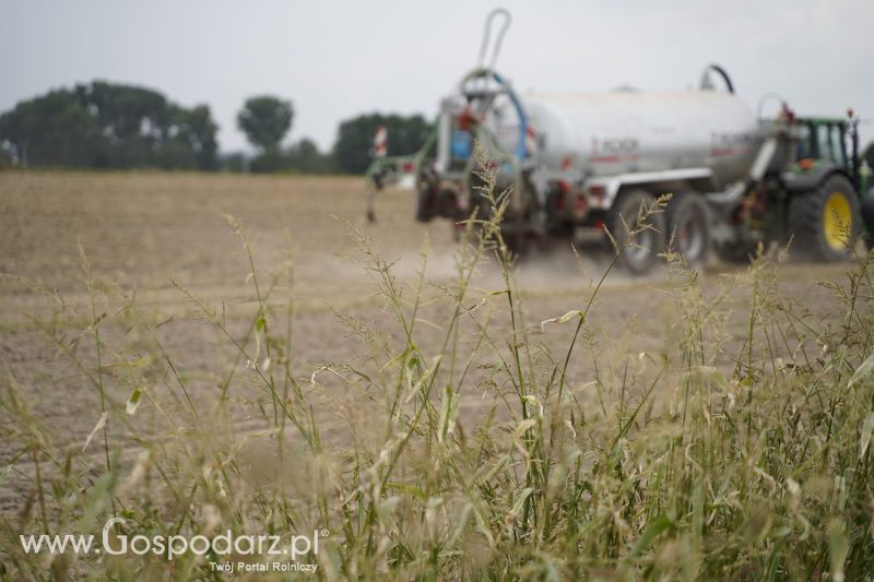 Wóz asenizacyjny Pichon z aplikatorem doglebowym na gospodarstwie rolnym w Wielkopolsce