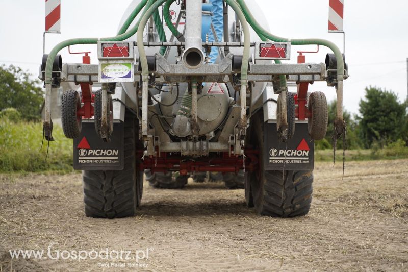 Wóz asenizacyjny Pichon z aplikatorem doglebowym na gospodarstwie rolnym w Wielkopolsce