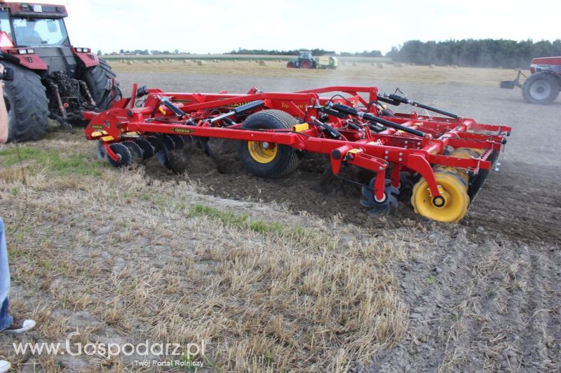 Pokaz polowy Väderstad - agregat TopDown 400, kultywator NZ-Agressive 600, siewnik  Spirit  400S.