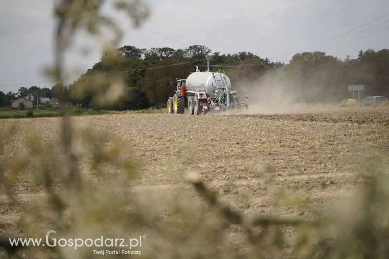 Wóz asenizacyjny Pichon z aplikatorem doglebowym na gospodarstwie rolnym w Wielkopolsce