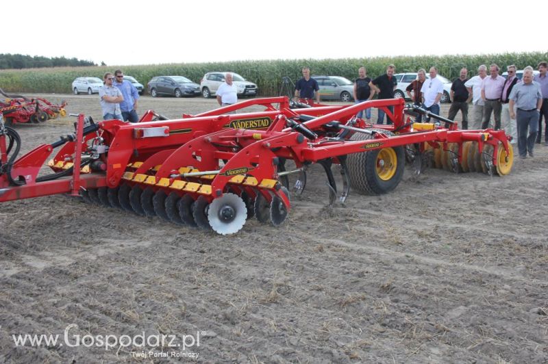 Pokaz polowy Väderstad - agregat TopDown 400, kultywator NZ-Agressive 600, siewnik  Spirit  400S.