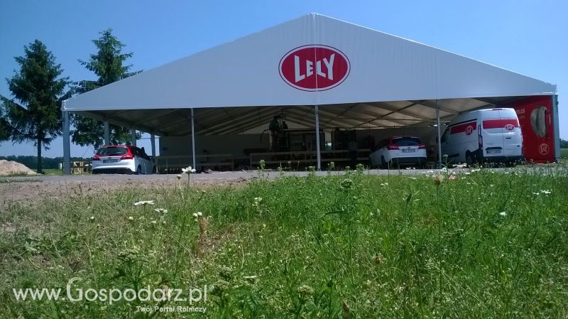 Wyposażanie obory na czas wystawy w Minikowie