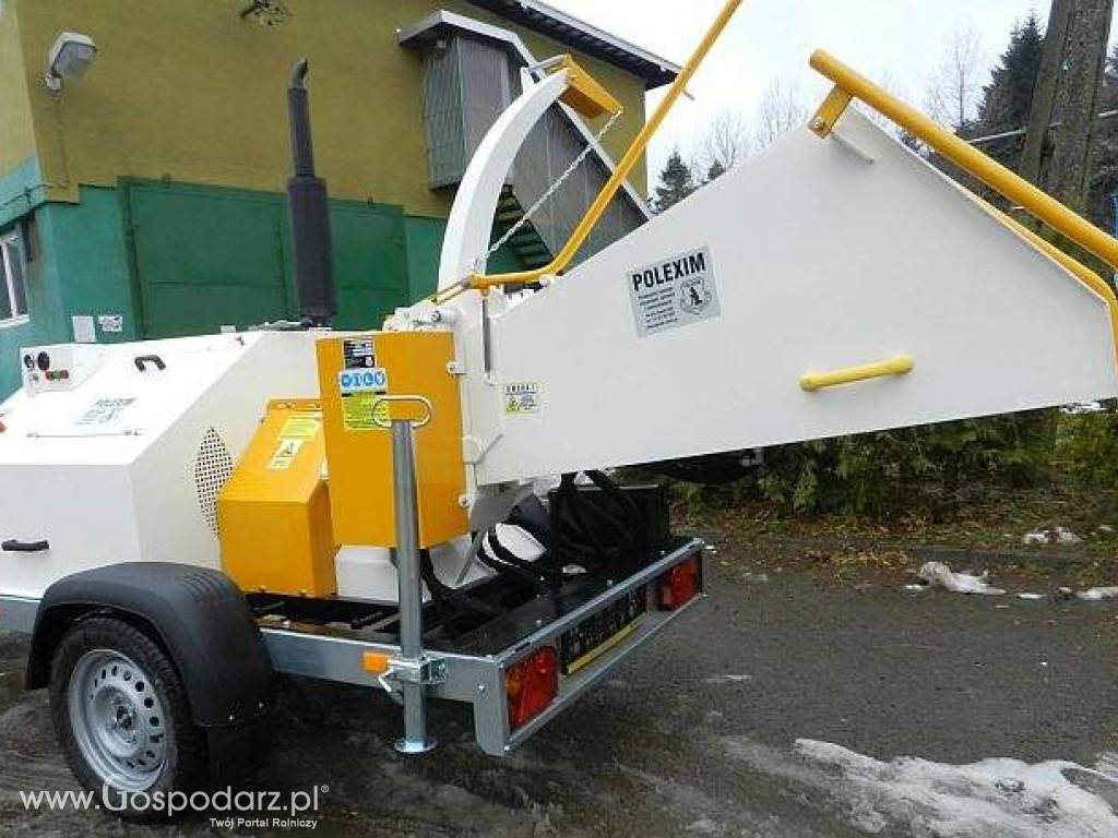 Rębak tarczowy z silnikiem Diesla 4 cylindry:  moc 40 KM. Hydrauliczne pobieranie materiału, zaczep kulowy, oświetlenie. 4