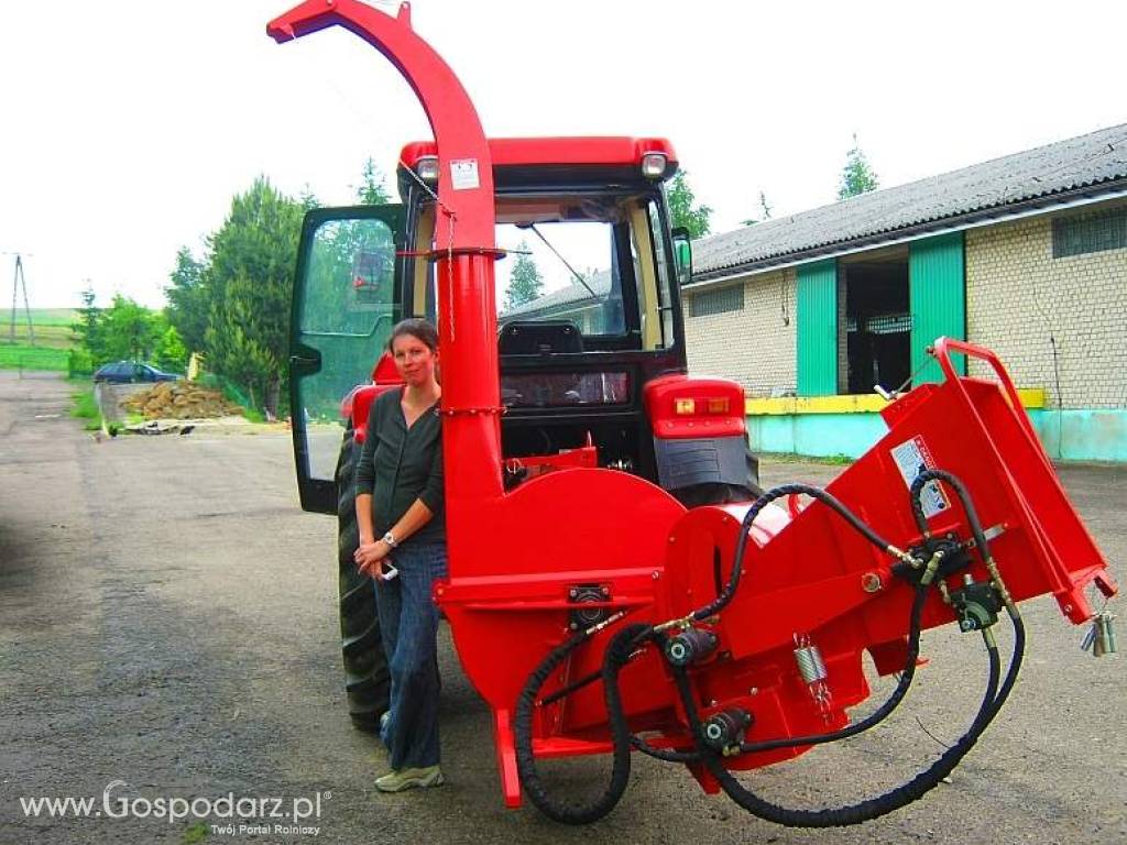 Rębak tarczowy BóBR92R: 4 noże tnące, hydraulicznie napędzane wałki pobierające materiał, długi wyrzutnik zrębki.