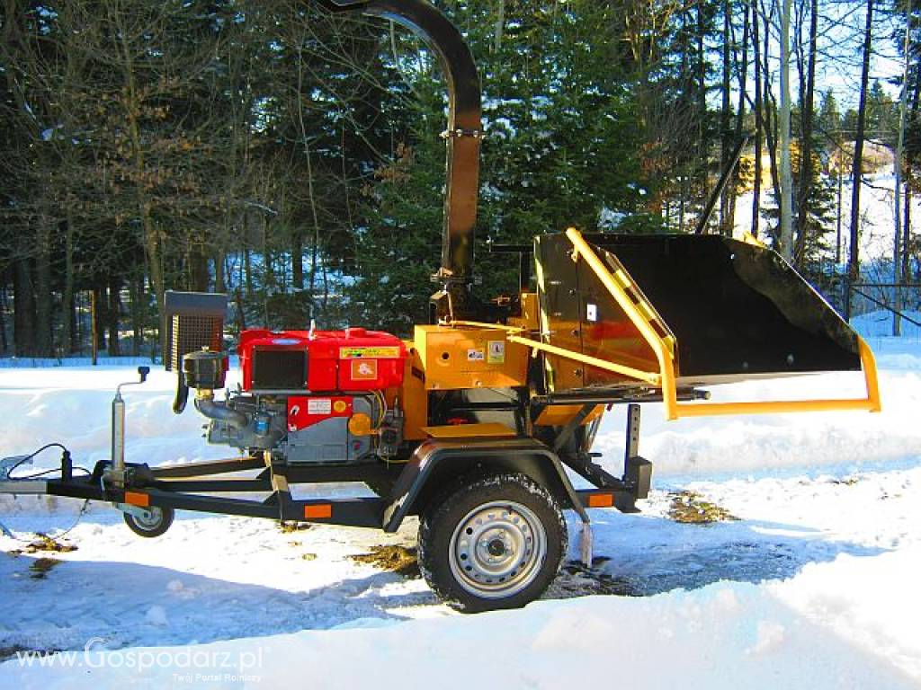 Rębak tarczowy na podwoziu leśnym zaczep kulowy 2 całe silnik Diesla 24 HP elektrostart