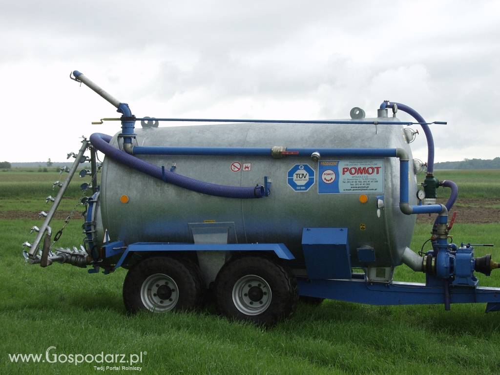 Wóz asenizacyjny wyposażony w działko do gnojowicy oraz wody o pojemnościach 5000 i 6700 litrów
