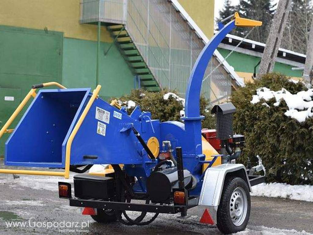 Mobilny rębak tarczowy do gałęzi napędzany silnikiem Diesla 4 cylindry:  moc 40 KM 3