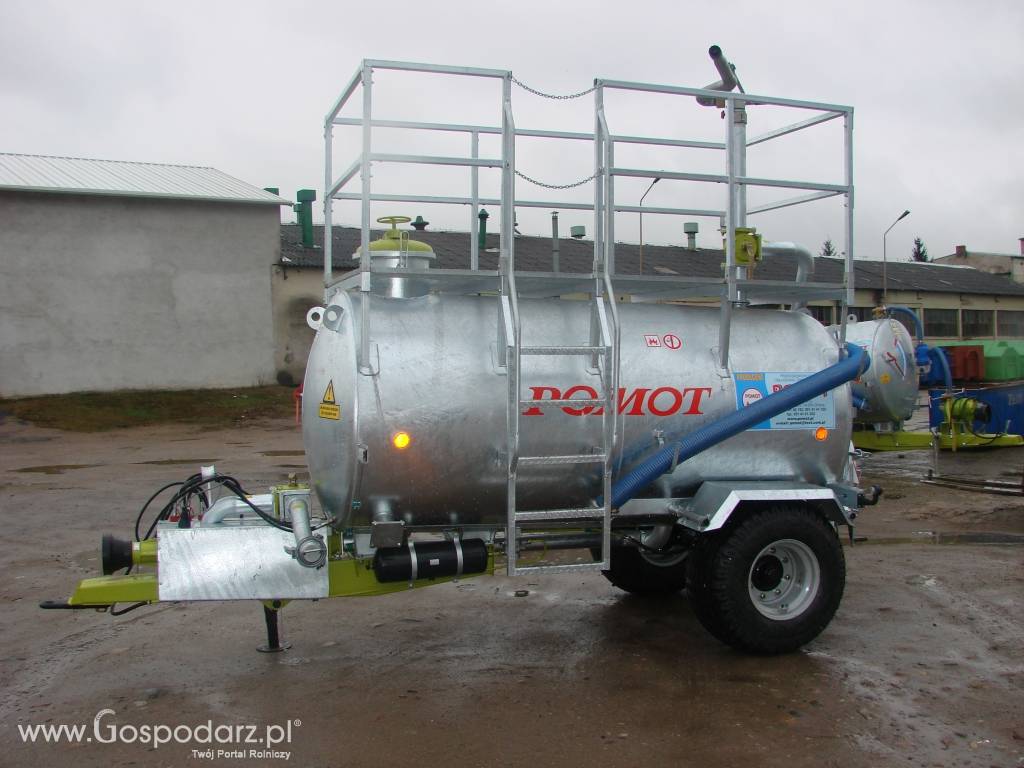 Wóz asenizacyjny wyposażony w hydrosiewnik o pojemności 5000 Litrów
