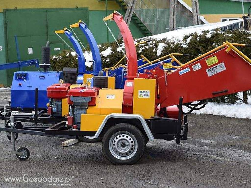 Rębak tarczowy na podwoziu leśnym, zaczep kulowy 2 cale,  silnik Diesla 30 HP elektrostart.