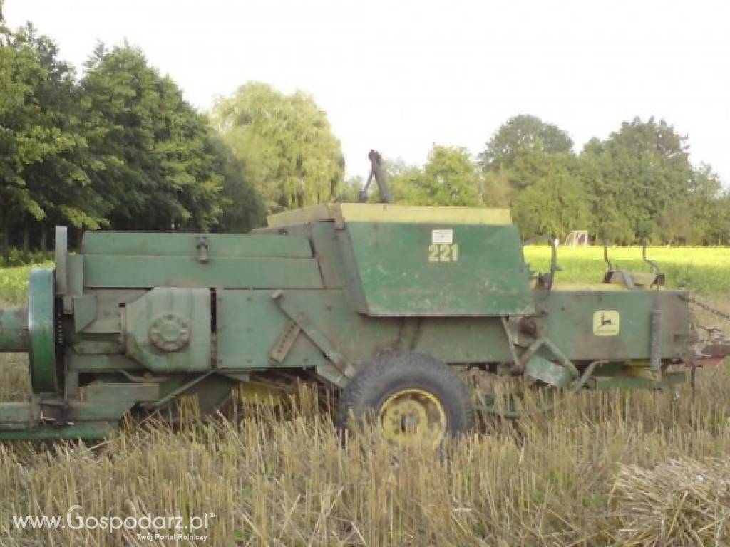 Prasa John Deere 221 4