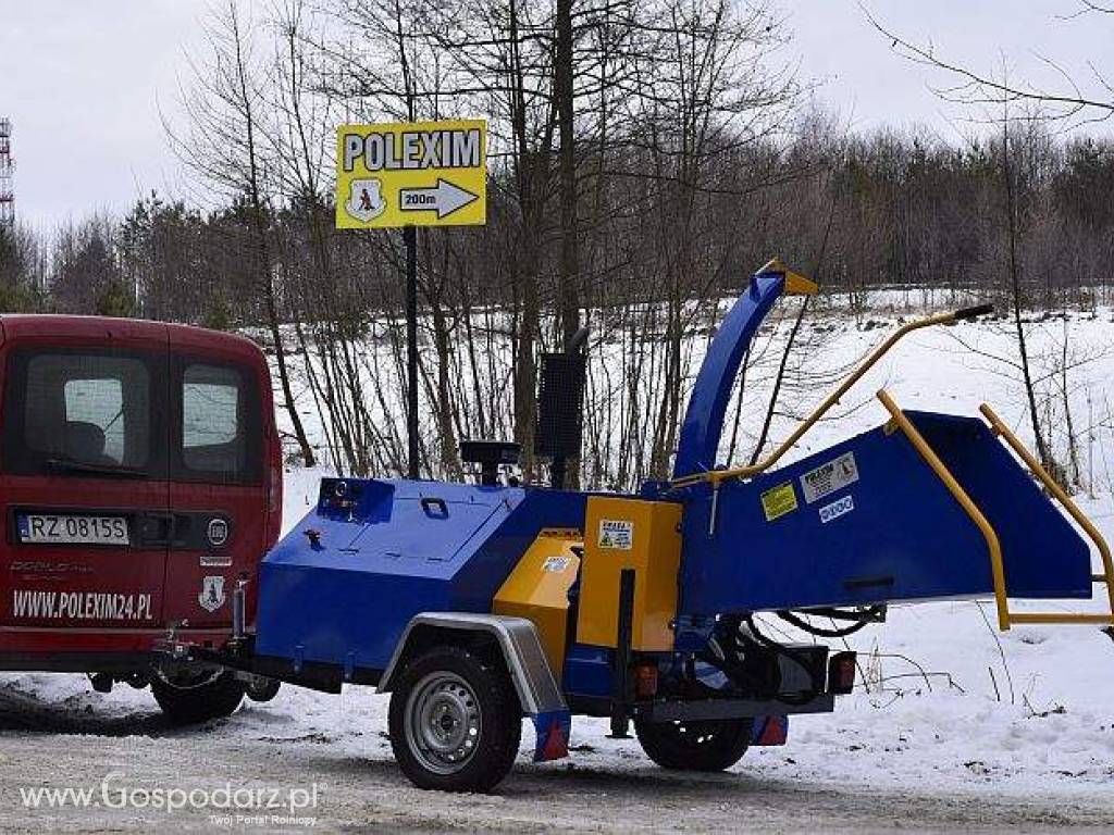 Rębak tarczowy z silnikiem Diesla 4 cylindry:  moc 40 KM. Hydrauliczne pobieranie materiału, zaczep kulowy, oświetlenie.