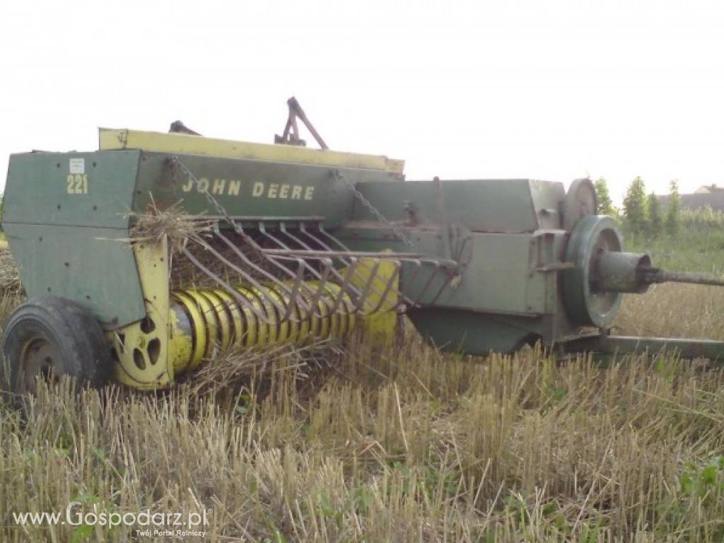 Prasa John Deere 221