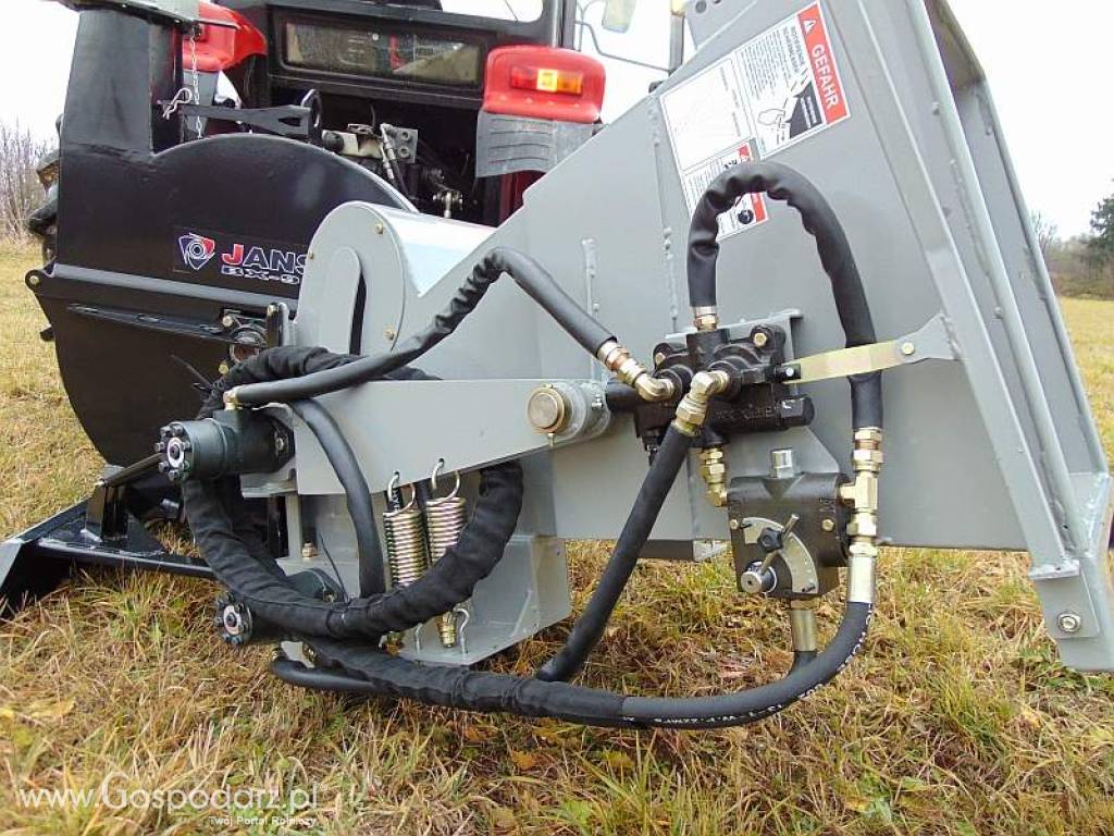 Rębak tarczowy o wzmocnionej konstrukcji JANSEN 92RS. Cztery noże tnące + dwa wałki pobierające materiał napędzane hydraulicznie. 4