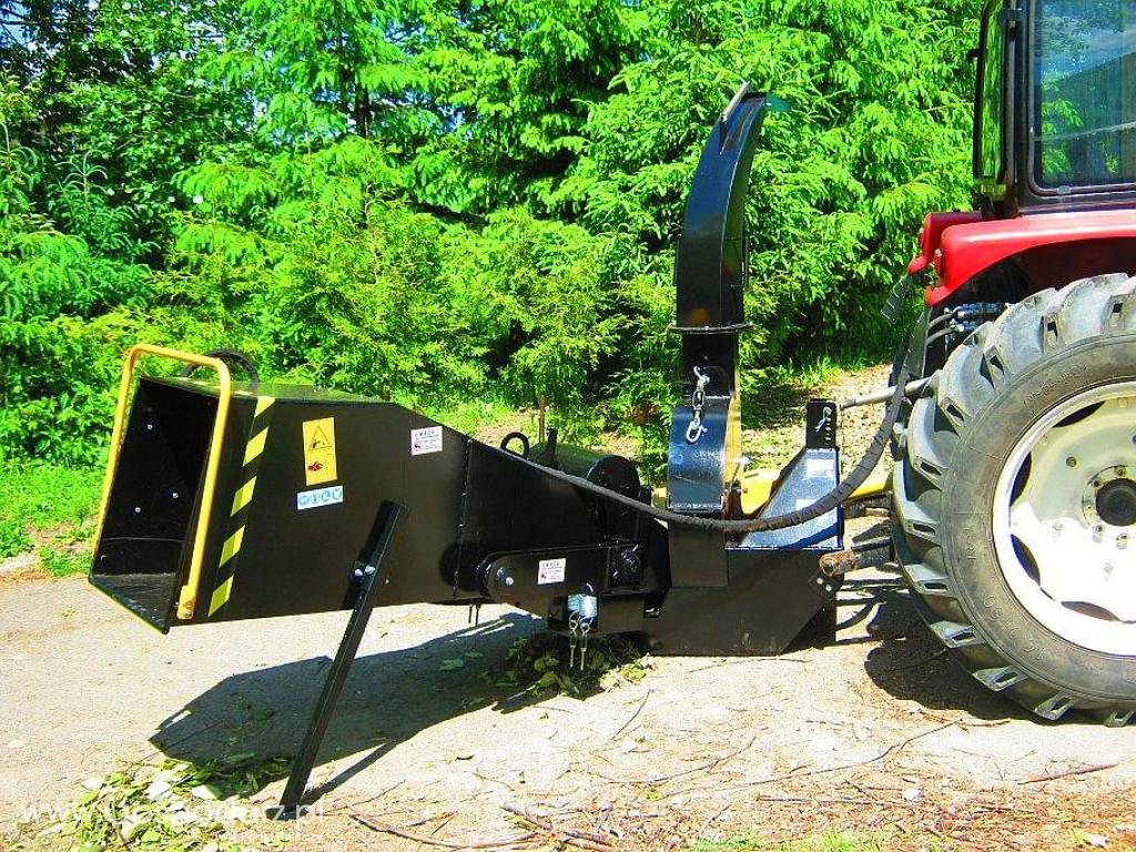 Rębak tarczowy polskiej produkcji : BóBR-2RH: 4 noże tnące, hydraulicznie napędzane wałki pobierające materiał